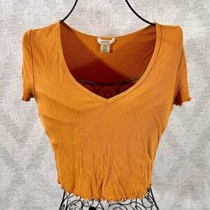 Bozzolo v neck tan lettuce hem cropped top size L